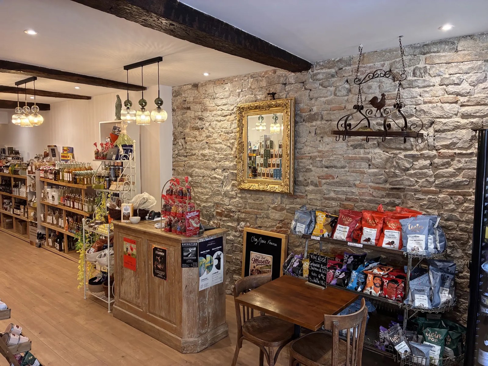 Salon de thé Cluny : intérieur en pierres apparentes de Chez Marie France