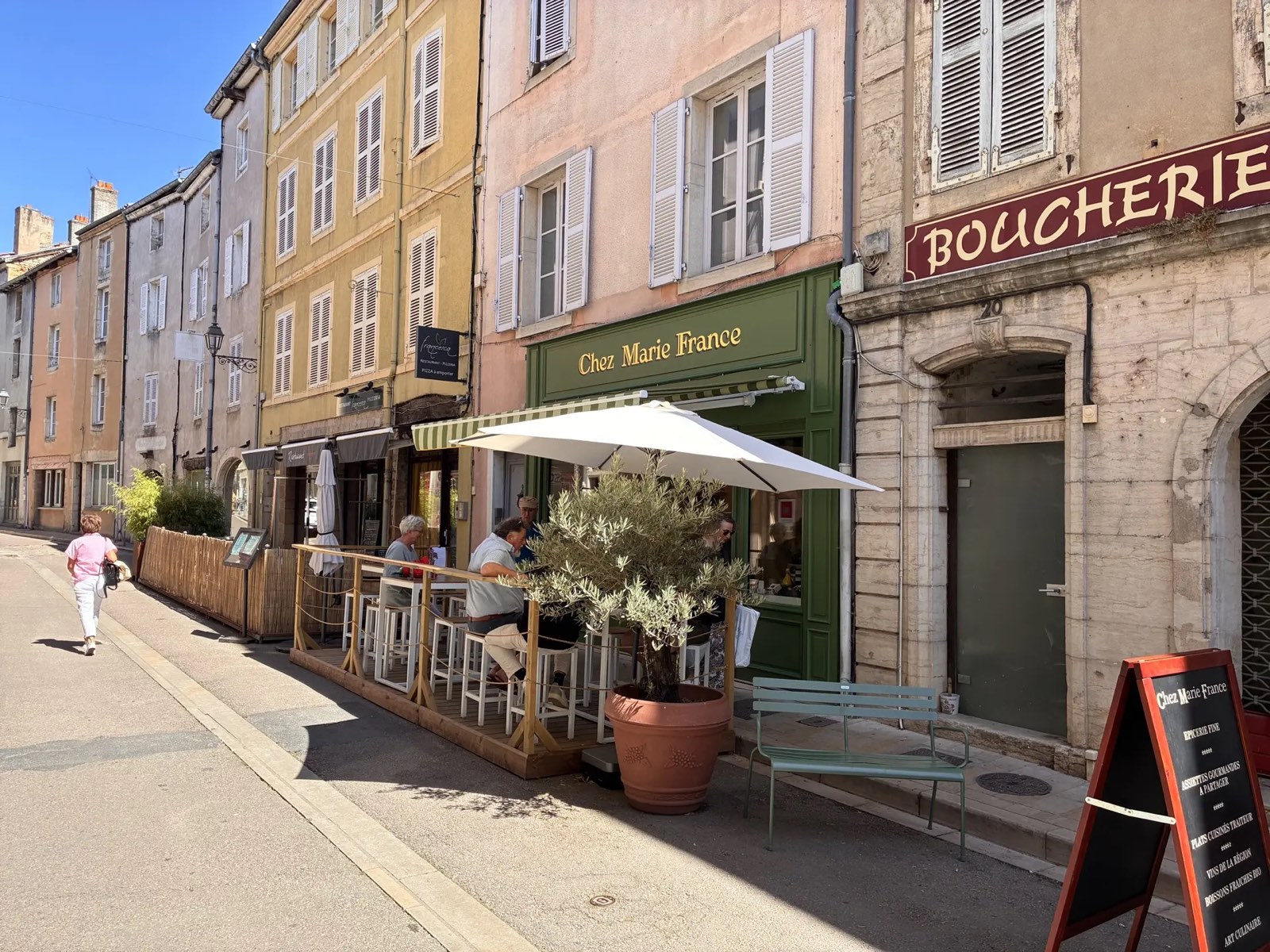 Terrasse de Chez Marie France rue Mercière, où manger à Cluny le midi